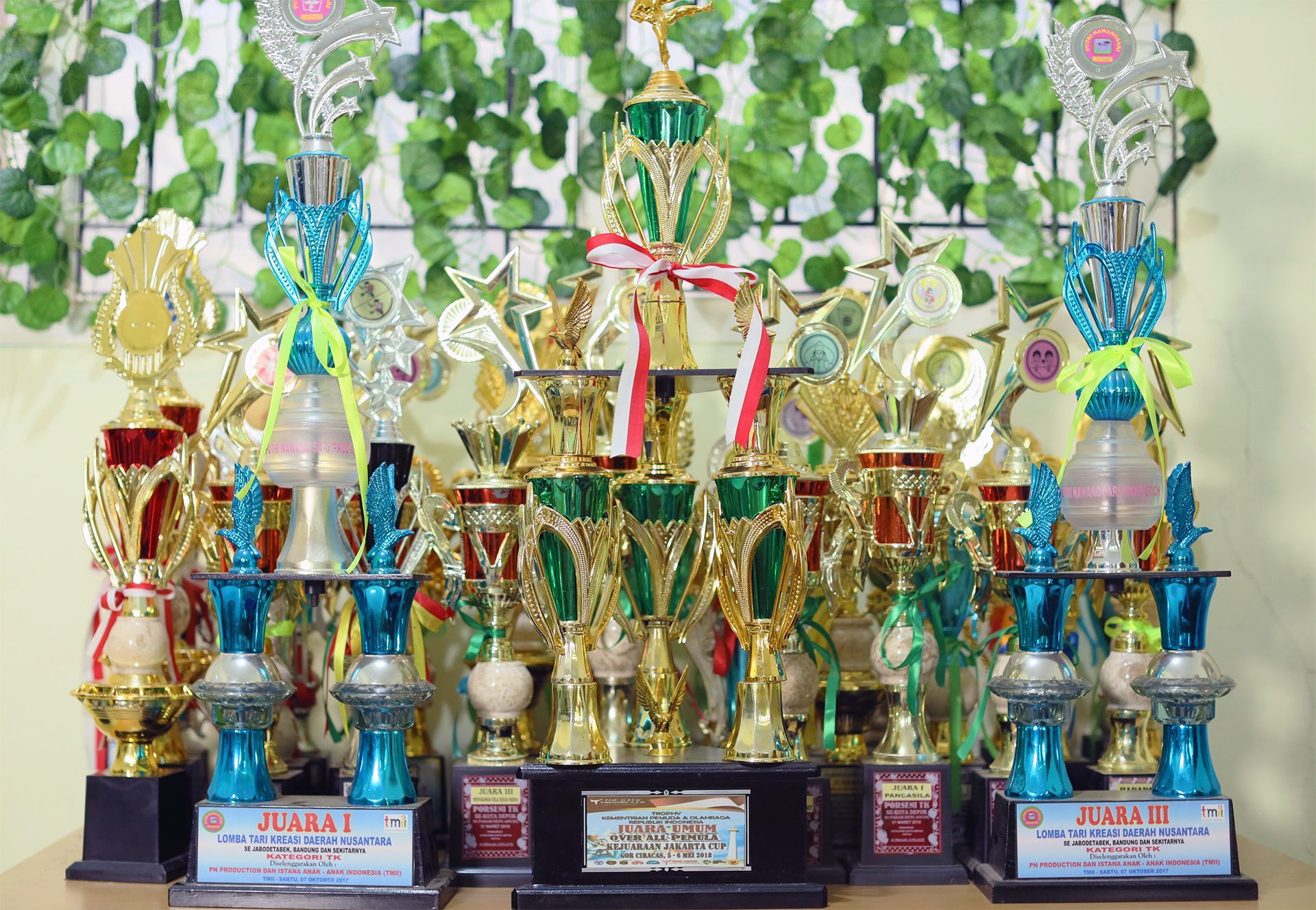 Piala-Piala dari Siswa-Siswi Sekolah Prestasi Global