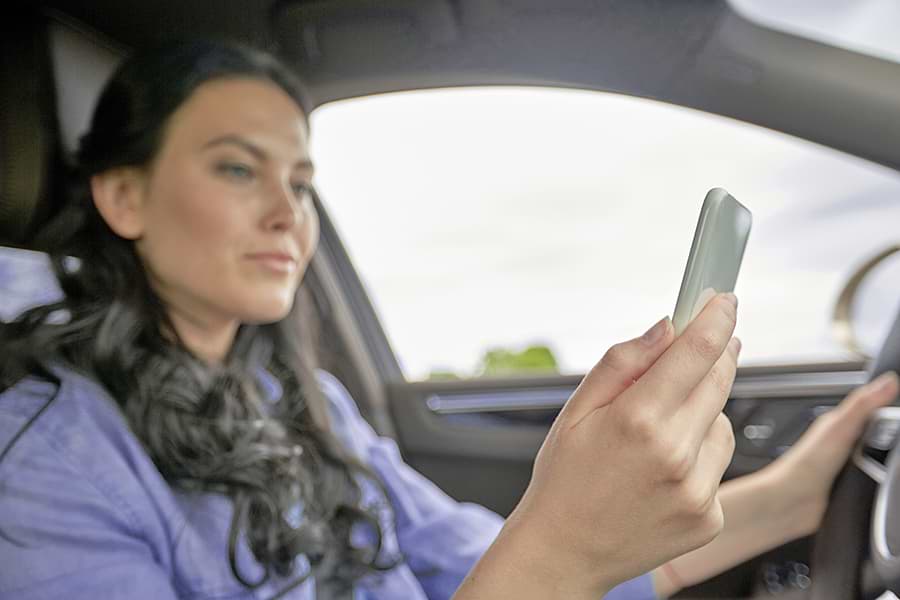 Bahaya Mengendarai Mobil sambil menggunakan Handphone
